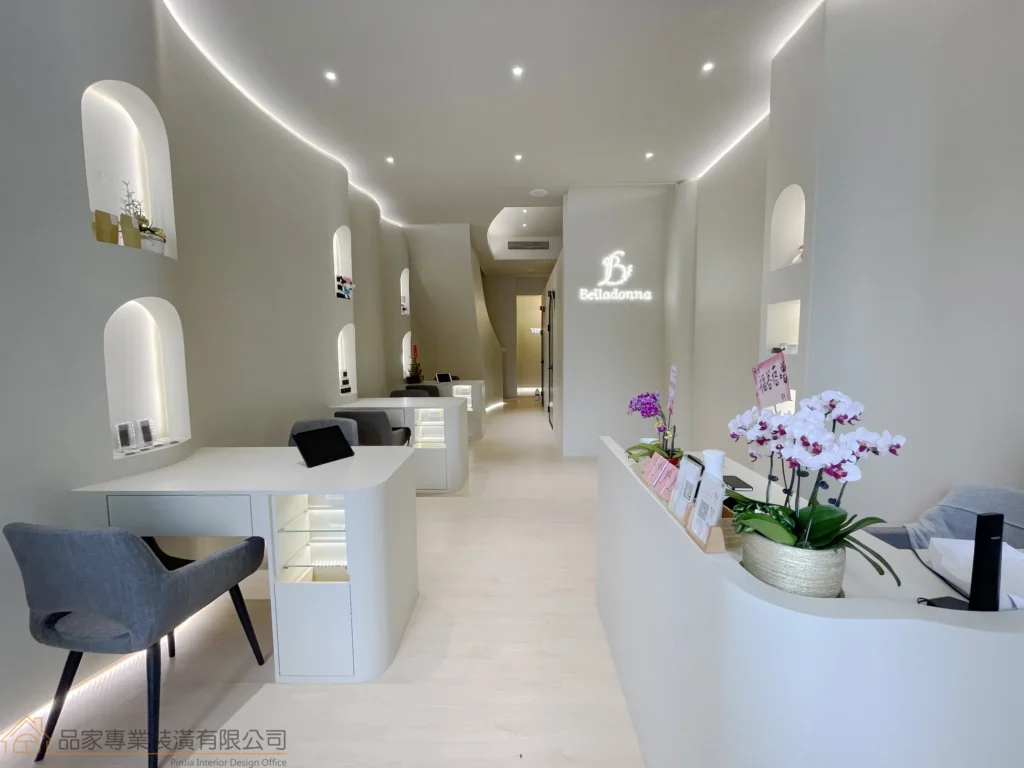 蓓拉朵娜美學商空設計，波浪天花搭配拱形壁龕與霓虹LOGO，純白高雅美學空間規劃