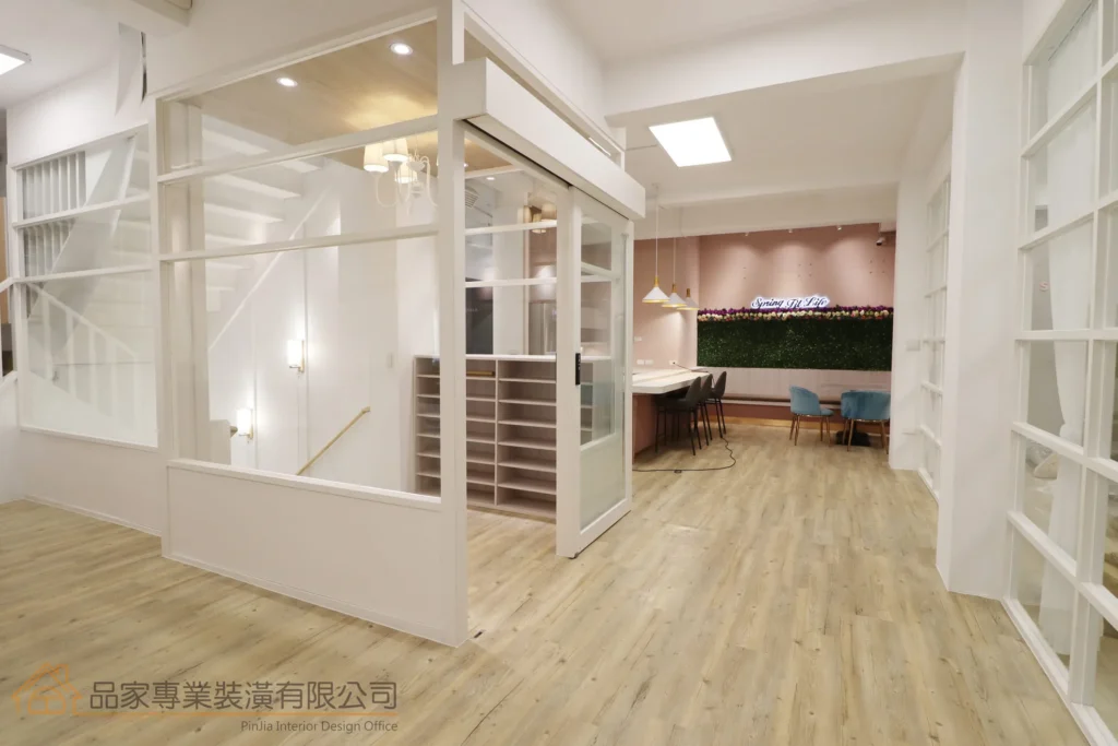春不老健身生活館商業空間設計-玄關，白色格子玻璃隔間搭配花牆品牌牆與置鞋櫃