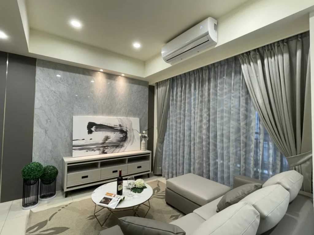 德惠街住宅設計，灰色仿大理石電視牆搭配皮質沙發，現代灰色調質感全室規劃