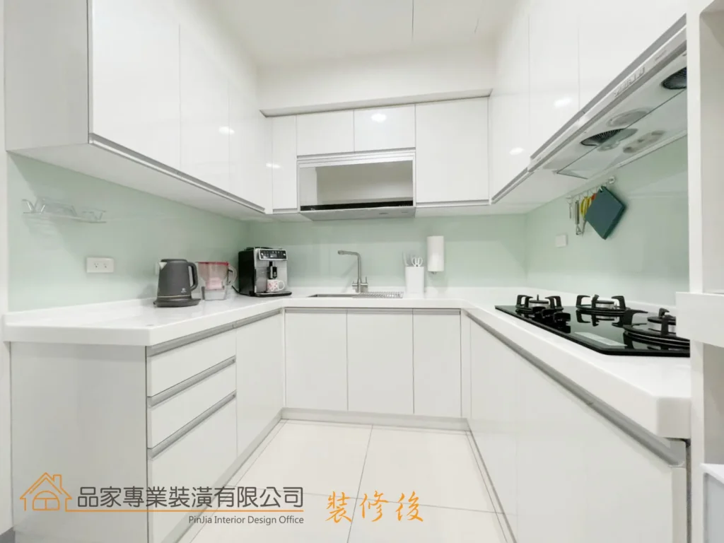 明哲路廚房設計，白色L型系統廚具搭配淺綠色玻璃背牆