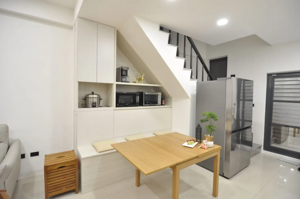 仁武住宅樓梯下空間利用，系統櫃電器收納搭配餐桌與客廳動線