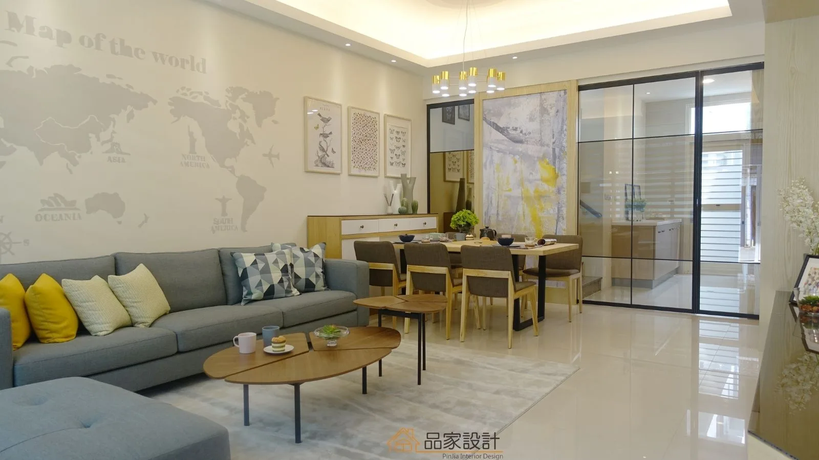 住宅客餐廳，灰色布沙發搭配木質餐桌與世界地圖壁貼