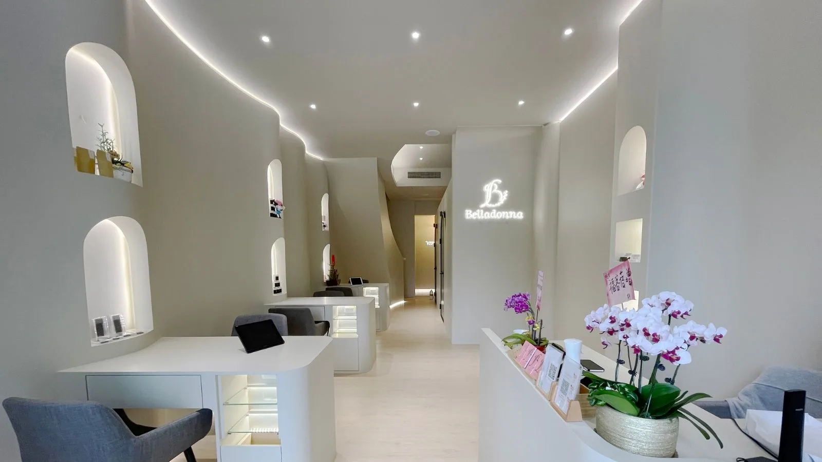 商業空間，美甲店白色弧形牆面搭配拱形展示壁龕