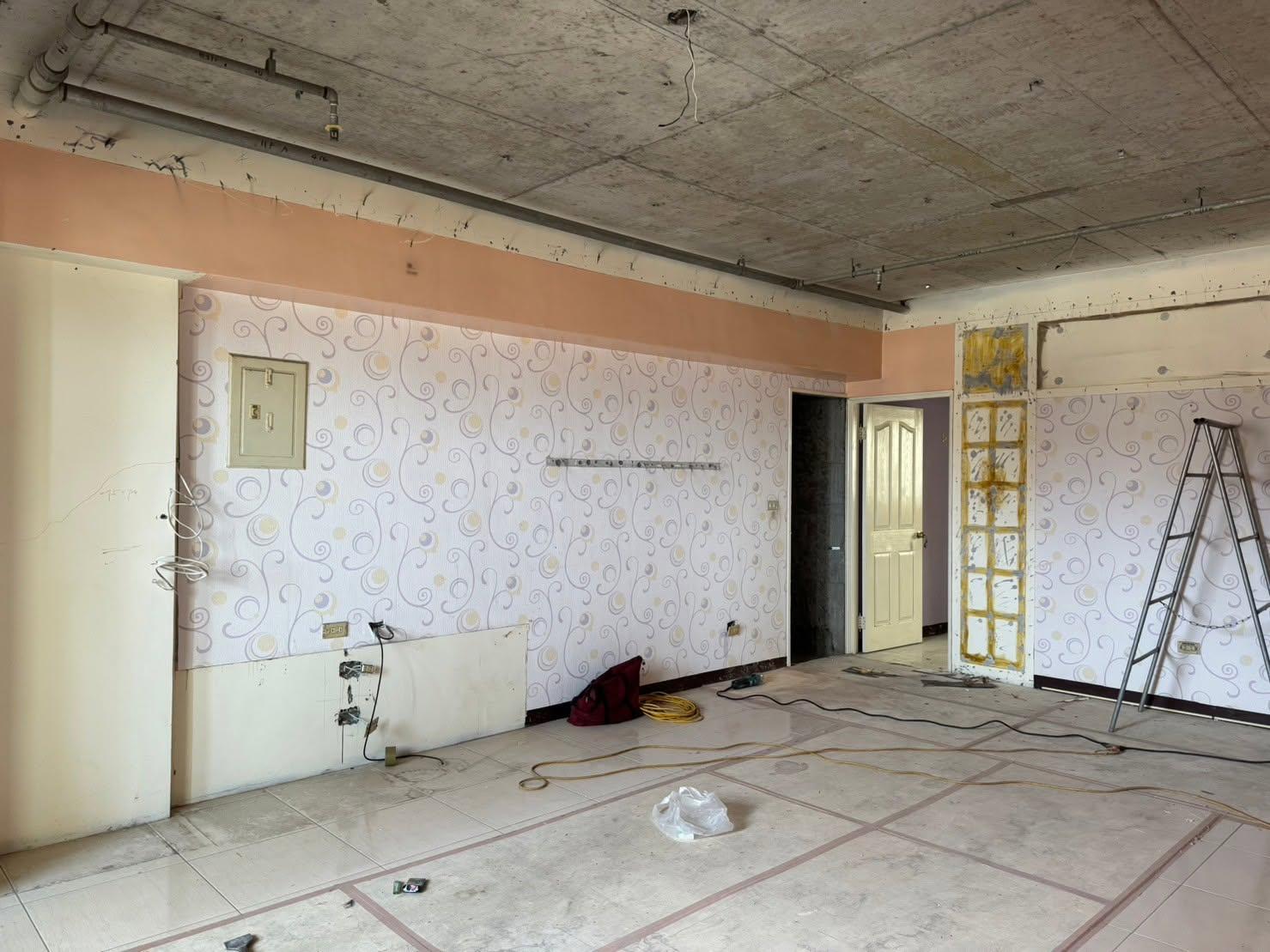 老屋翻新費用施工中,房間完成基礎泥作與牆面整理