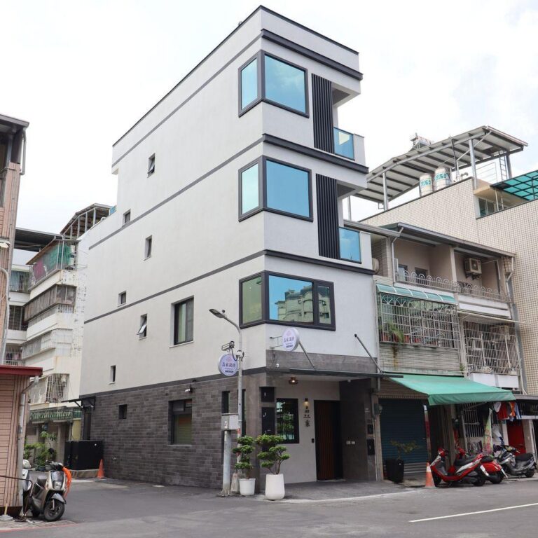 40年透天老屋翻新完工外觀,四層白色現代立面