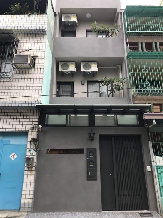 40年透天老屋翻新費用案例,灰色系透天厝外觀翻新,立面簡潔俐落,展現老屋改造後的現代感。