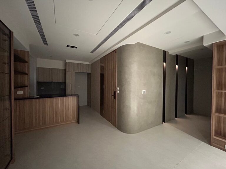 高雄裝潢統包推薦案例，木質格柵、弧形灰牆與無主燈設計的現代住宅玄關