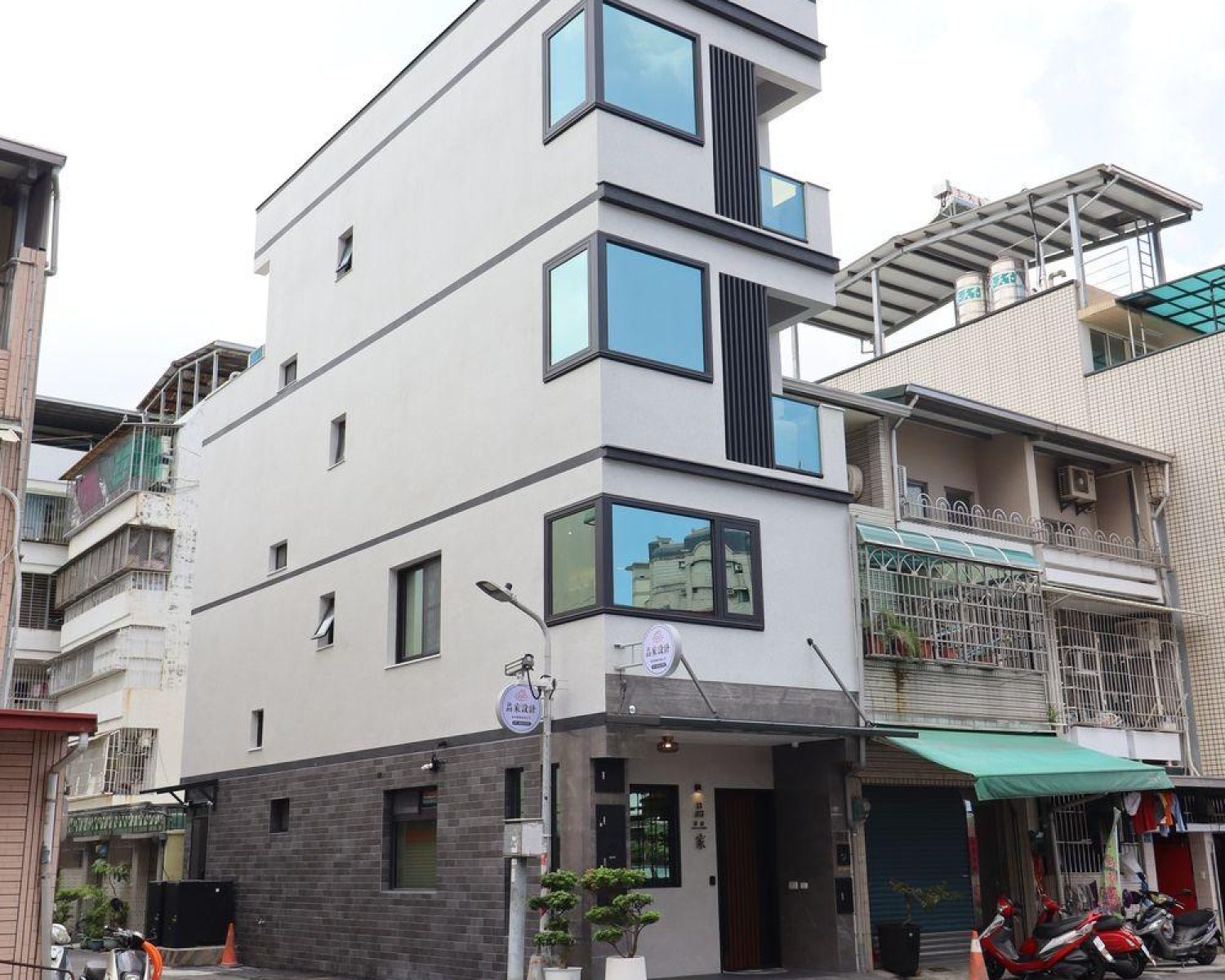 40年透天老屋翻新完工外觀,四層白色現代立面